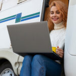 Pourquoi choisir une TV via satellite pour son camping-car ?