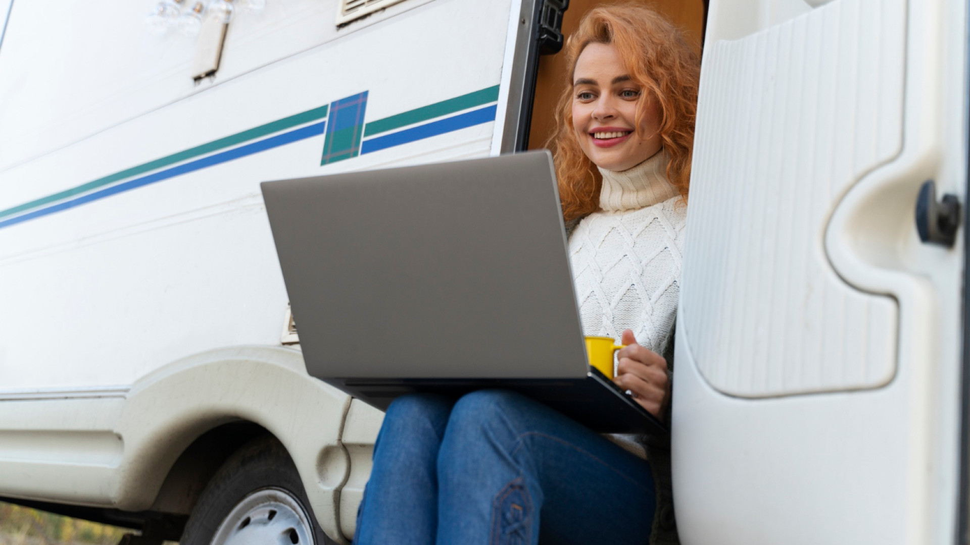 Pourquoi choisir une TV via satellite pour son camping-car ?
